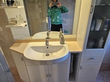 mobile bagno con lavabo e specchio