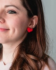 Orecchini a cuore, bottoncino a perno, fatti a mano all'uncinetto