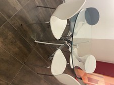 tavolo rotondo in vetro con piedi in acciaio e sedie animate 