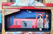 teatrino completo di 4 scenari e con 3 marionette di modernariato anni '50