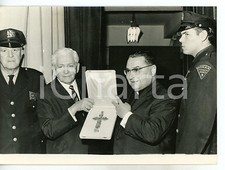 1967 NEW YORK Harry LEVINSON si aggiudica all'asta croce pettorale di PAOLO VI