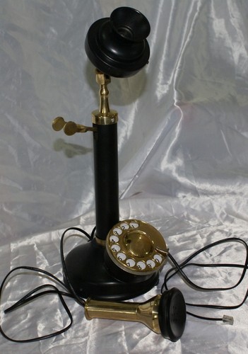 Antico telefono nero