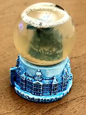 Palla di vetro con neve