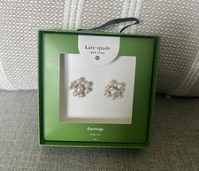 Orecchini a perno nuovi con