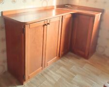 mobile angolare in legno con sportelli a battente