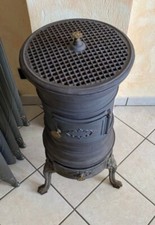 Stufa funzionante a legna in ghisa antica usata