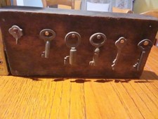 6 Mini Chiavi Antiche Su Legno