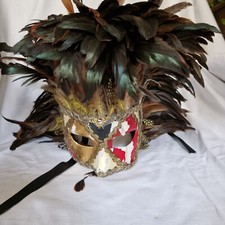 Maschera veneziana cartone e decorazione con piume