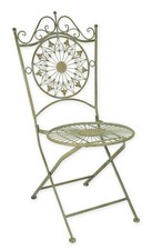 Una sedia pieghevole in ferro