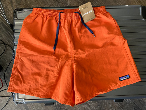 Nwt patagonia men baggie - nwt,