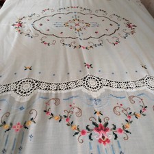 Copriletto ricamato punto