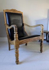 Poltrona in pelle nera gambe