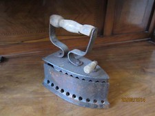 Vecchio ferro da stiro a carbone