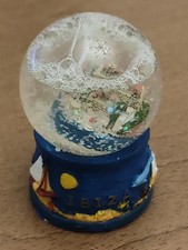 Palla di vetro con neve