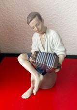 Ragazzo con bandoneon statua - con, bandoneon.