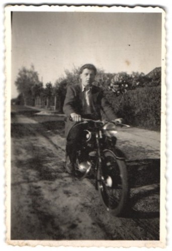 Fotografia uomo sulla sua - , moto