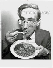 Foto stampa 1994 B.U. Doctor Edward Siguel mangia vari semi con olio di soia