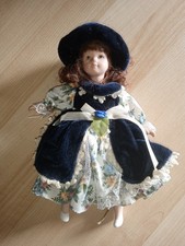 Bambola In Porcellana Con Vestito Floreale