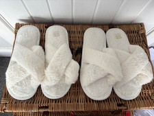 2 paia di scarpe pantofole