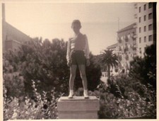FOTO DEL 1955 - BAMBINO FOTOGRAFATO VICINO ALLA STAZIONE DI ALBENGA