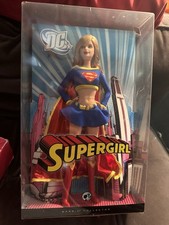 DC Supergirl Barbie bambola da