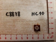 C8878 PIN SPILLA SMALTATA CROCE ORO IN QUADRATO BIANCO DENTRO QUADRATO ROSSO