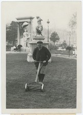 Giardiniere Che Sta Mowing Il