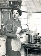 1965 GENOVA Ritratto di una casalinga in cucina *Foto COSTUME 13x18 cm