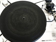 Giradischi Yamaha PF50 con cover in Plexiglass in appoggio