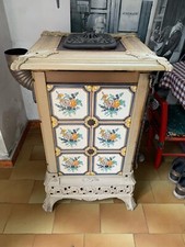 stufa a legna usata in buone condizioni, arredata con piastrelle dipinte a mano