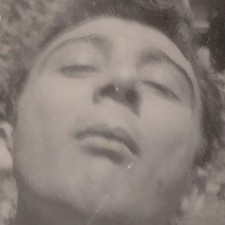 Bellissimo giovane con gli
