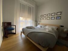 Struttura letto matrimoniale con testiera e doghe In legno. Materassi singoli