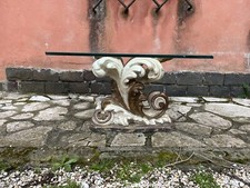 Tavolino Basso con Base in Legno Intagliato e Ripiano in Cristallo