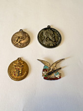 TRE MEDAGLIE E UN DISTINTIVO MILITARI