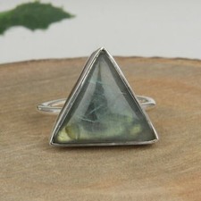 Anello triangolo naturale