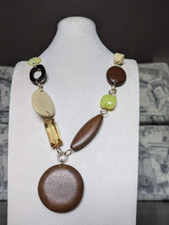 COLLANA CON PIETRE E AMULETI