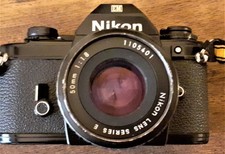 Macchina fotografica Nikon EM con obiettivo 50mm Nikon lens serie E