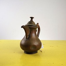 piccola brocca antica in metallo con manico in legno