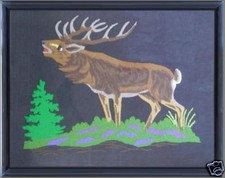 quadro punto in lana con cervo cornice legno nero