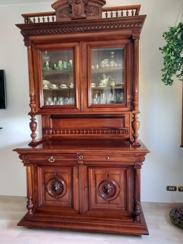 Antica credenza con vetrina