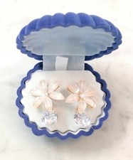 Orecchini Fiore Bianco a Bottone con Cristalli da Donna in Scatolina 