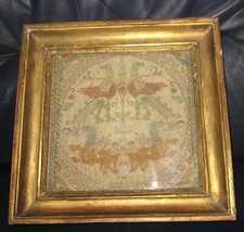 Bel tessuto dell'800 o antecedente in cornice dorata. Vetro originale. Grifoni.