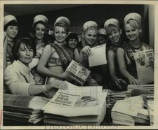 Foto stampa 1967 signora Gordon Cooper con Miss Astronette concorrenti - hca83000