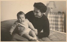 B2 - Foto Photo Fotografia Fotocartolina Anni 40 - Donna su divano con neonato