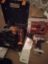 2 trapani uno a batteria uno con la spina 