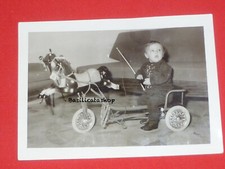 Vecchia foto bambino con giocattolo d'epoca carrozza cavallo