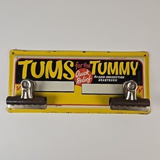 Raro!! Bello!! Insegna in metallo "TUMS FOR THE TUMMY" pubblicitaria vintage anni '40 (9" x 4")