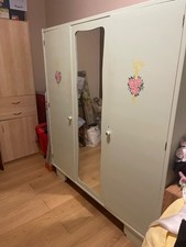 armadio anni 50 due ante con specchio centrale dipinto a mano misure 175x160x60