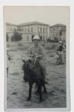 SPIAGGIA DI RIMINI FOTO 1951 BIMBO SU ASINELLO EDIFICI SULLO SFONDO