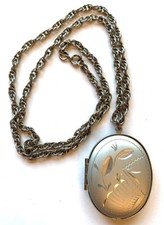 collana medaglione con fiori